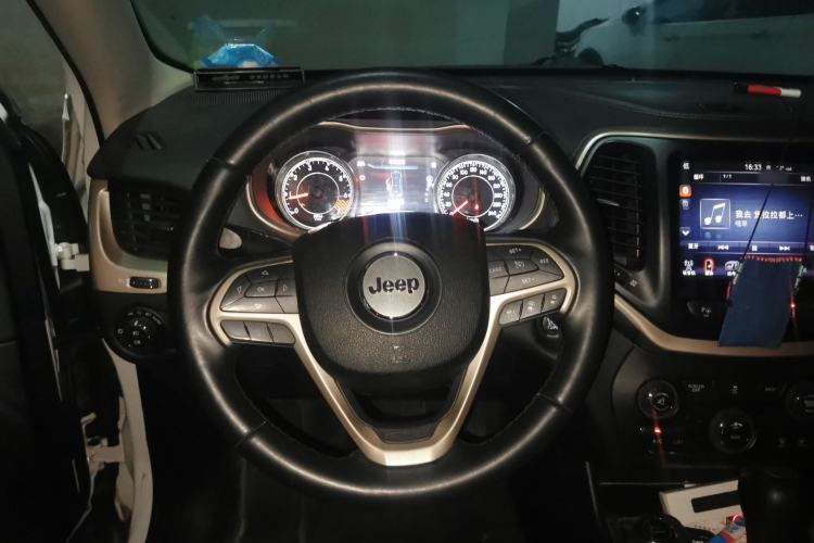 Used Jeep Cherokee 2014 2.4L Luxury Edition Steering Wheel