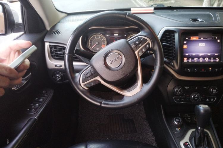 Used Jeep Cherokee 2014 2.4L Luxury Edition Steering Wheel