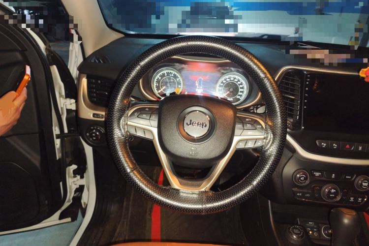 Used Jeep Cherokee 2014 2.4L Luxury Edition Steering Wheel