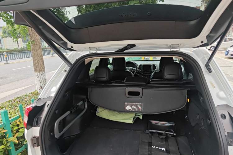 Used Jeep Cherokee 2014 2.4L Luxury Edition Trunk