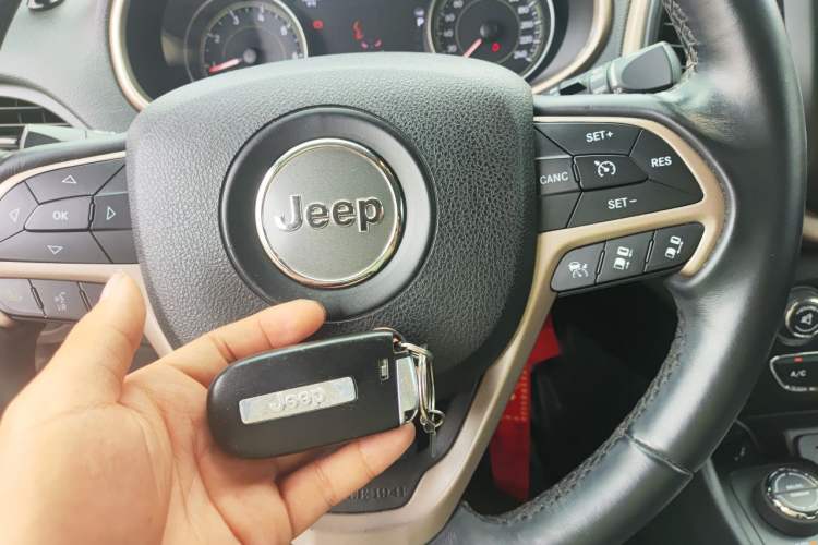 Used Jeep Cherokee 2014 2.4L Luxury Edition Vehicle Key