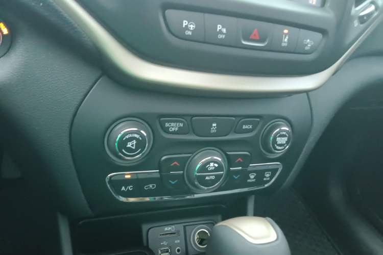 Used Jeep Cherokee 2014 2.4L Luxury Edition Audio And AC Panel