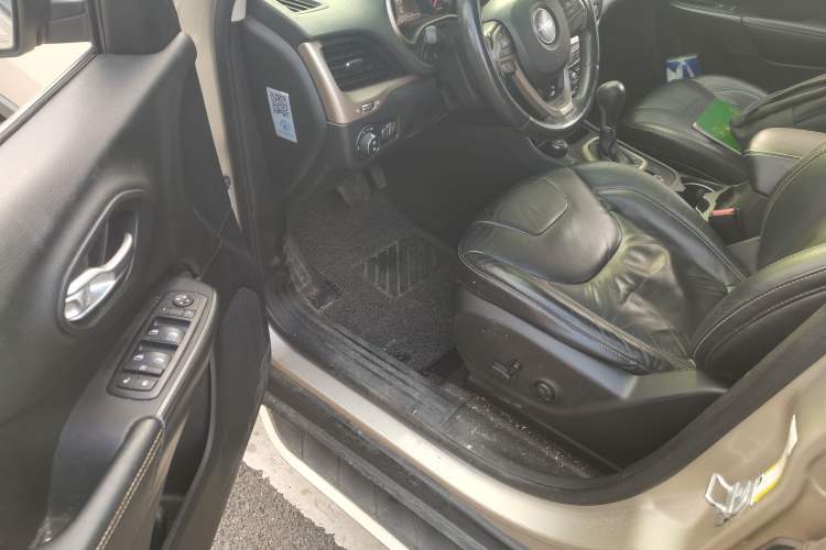 Used Jeep Cherokee 2014 2.4L Urban Edition Driver Seat