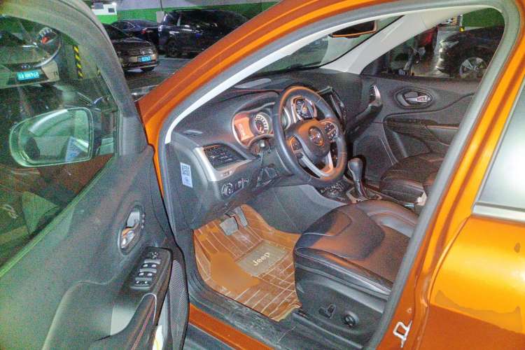 Used Jeep Cherokee 2014 3.2L High-Performance Version Driver Seat