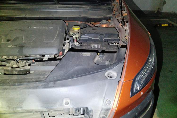 Used Jeep Cherokee 2014 3.2L High-Performance Version Engine Bay Left
