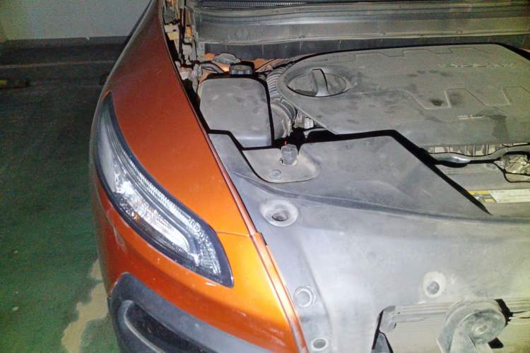 Used Jeep Cherokee 2014 3.2L High-Performance Version Engine Bay Right