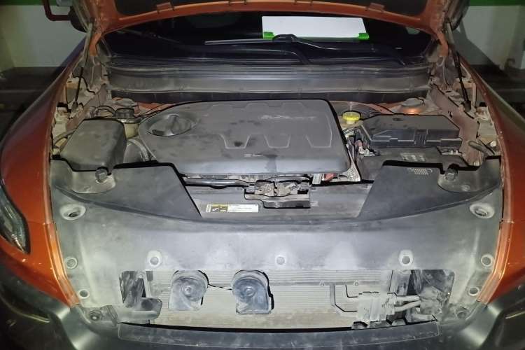 Used Jeep Cherokee 2014 3.2L High-Performance Version Engine Bay
