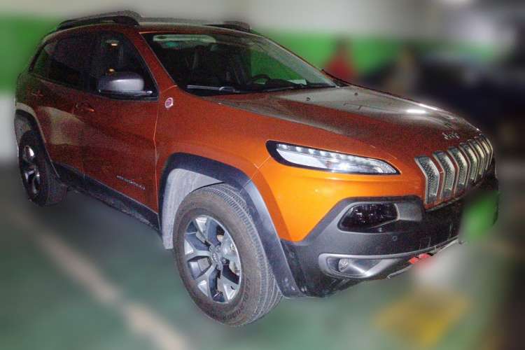 Used Jeep Cherokee 2014 3.2L High-Performance Version Front Right 45 Deg
