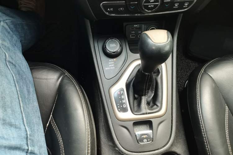 Used Jeep Cherokee 2014 2.4L Urban Edition Gear Lever