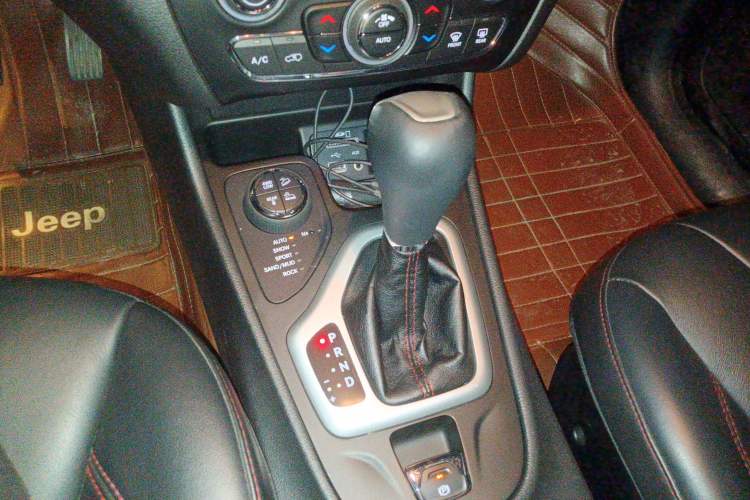 Used Jeep Cherokee 2014 3.2L High-Performance Version Gear Lever