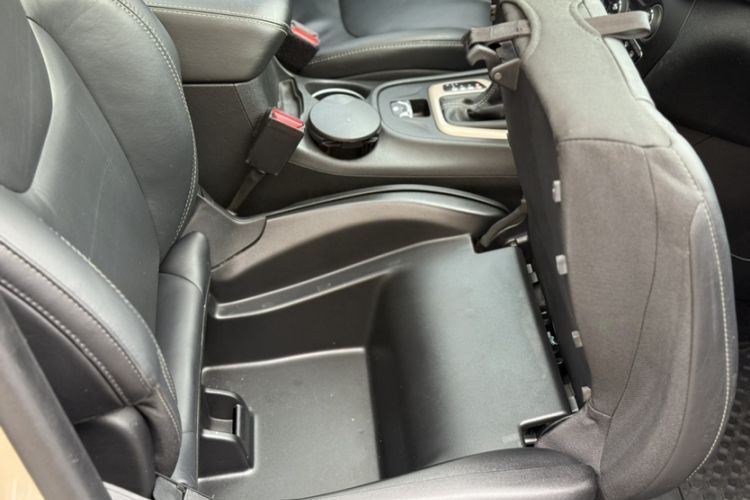 Used Jeep Cherokee 2014 2.4L Luxury Edition Interior 12