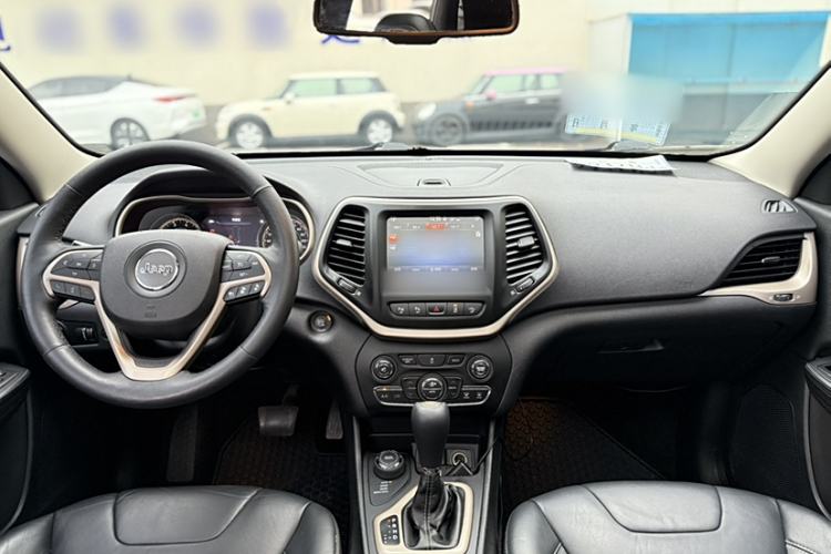 Used Jeep Cherokee 2014 2.4L Luxury Edition Interior 14