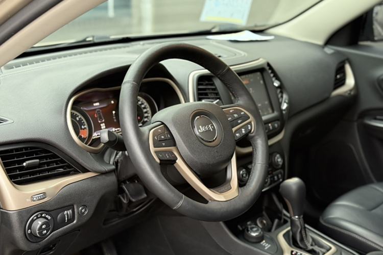 Used Jeep Cherokee 2014 2.4L Luxury Edition Interior 2