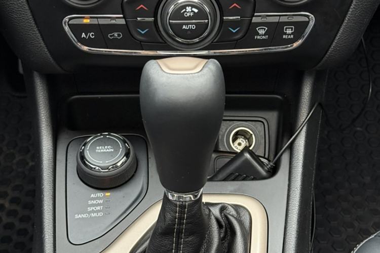 Used Jeep Cherokee 2014 2.4L Luxury Edition Interior 3