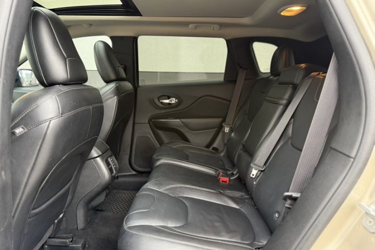 Used Jeep Cherokee 2014 2.4L Luxury Edition Interior 4