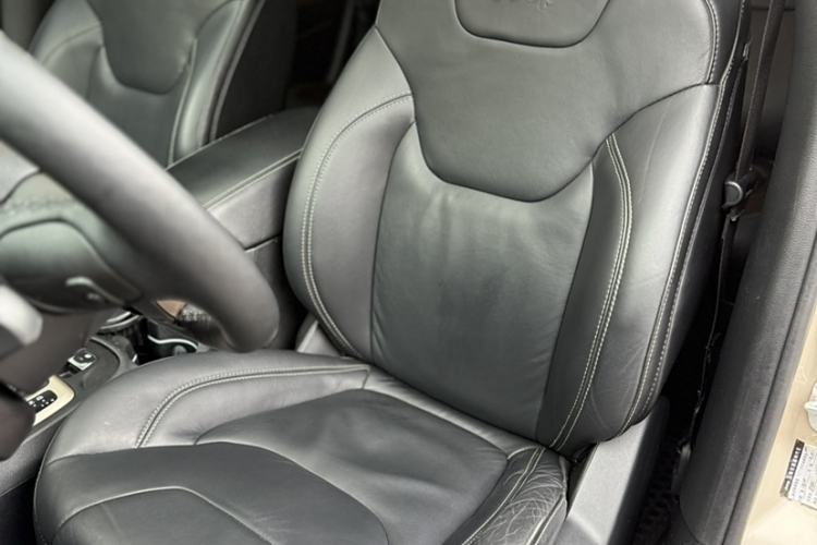 Used Jeep Cherokee 2014 2.4L Luxury Edition Interior 8