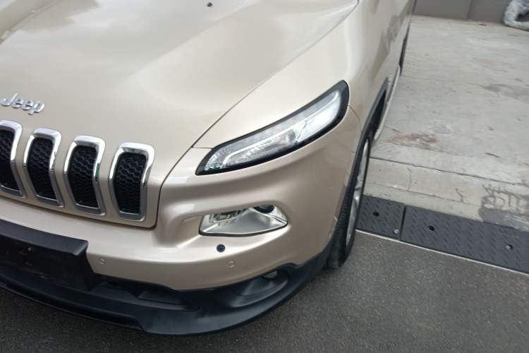 Used Jeep Cherokee 2014 2.4L Luxury Edition Left Front Headlight