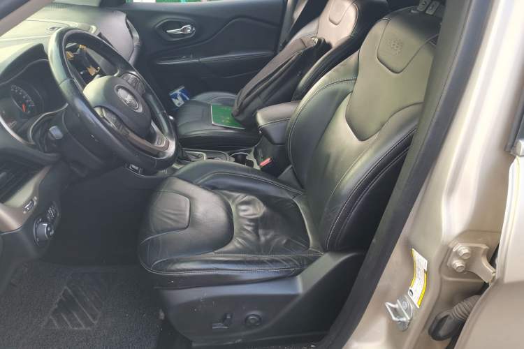 Used Jeep Cherokee 2014 2.4L Urban Edition Left Front Seat