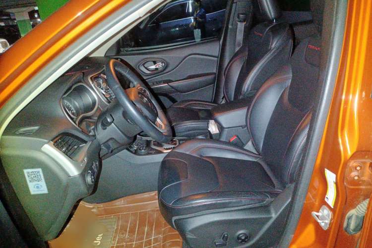 Used Jeep Cherokee 2014 3.2L High-Performance Version Left Front Seat