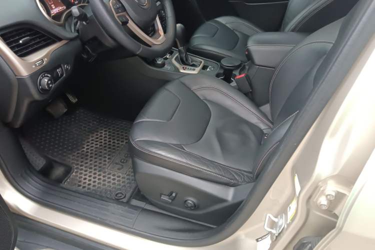 Used Jeep Cherokee 2014 2.4L Luxury Edition Left Front Seat