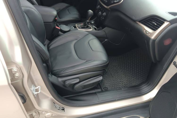 Used Jeep Cherokee 2014 2.4L Luxury Edition Right Front Seat