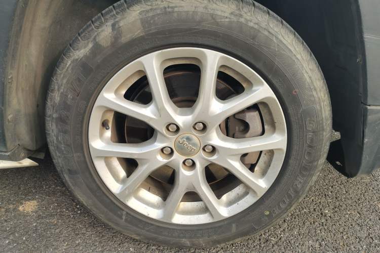Used Jeep Cherokee 2014 2.4L Urban Edition Right Front Wheel Hub