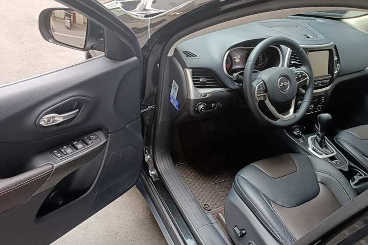 Used Jeep Cherokee 2015 2.4L Elite Edition Driver Seat