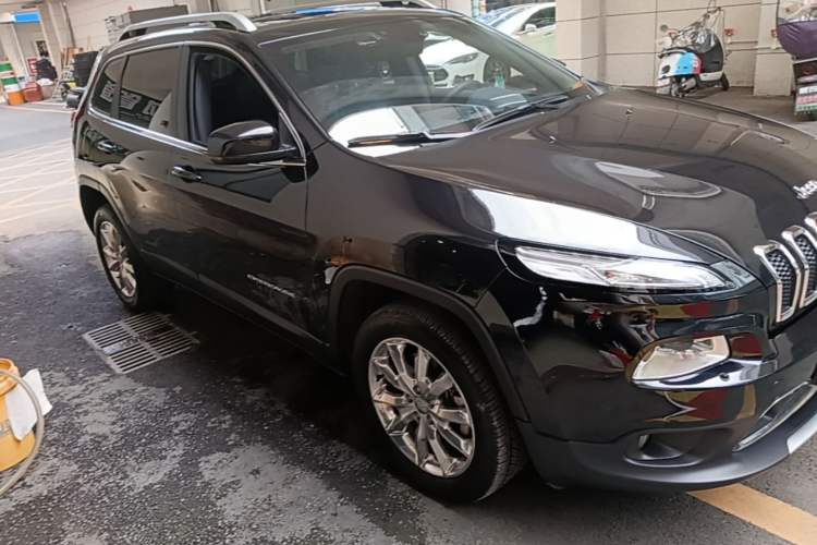 Used Jeep Cherokee 2015 2.4L Elite Edition Front Right 45 Deg
