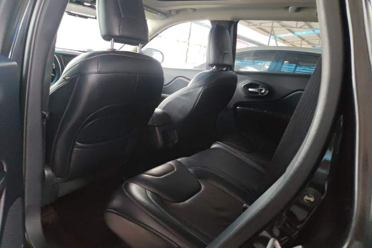 Used Jeep Cherokee 2015 2.4L Elite Edition Interior 1