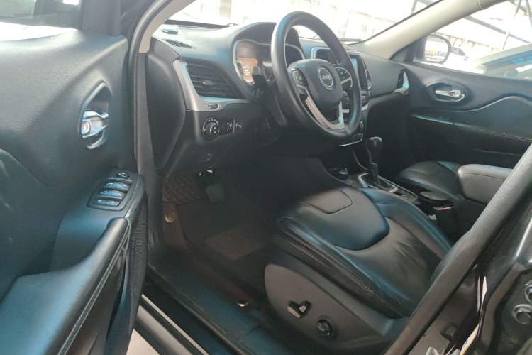 Used Jeep Cherokee 2015 2.4L Elite Edition Interior 2