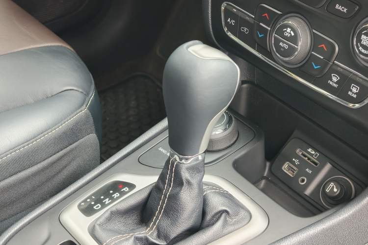 Used Jeep Cherokee 2015 2.4L Elite Edition Interior 3