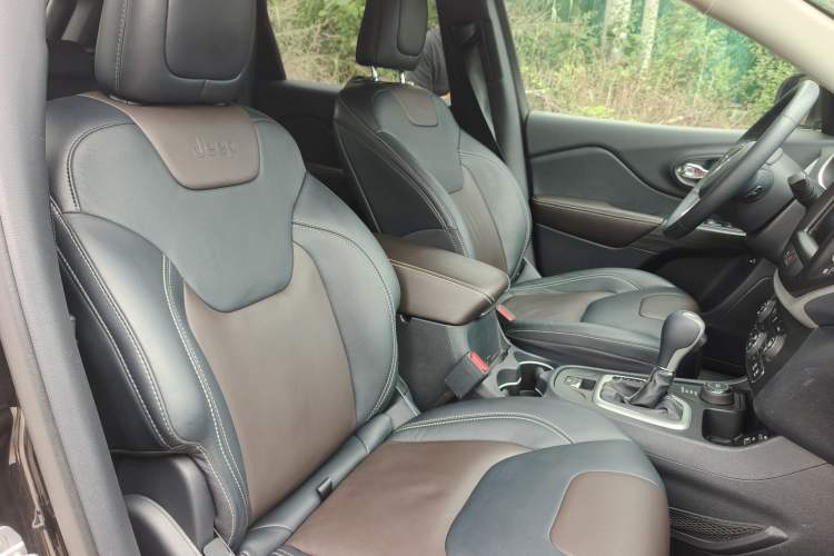 Used Jeep Cherokee 2015 2.4L Elite Edition Interior 5