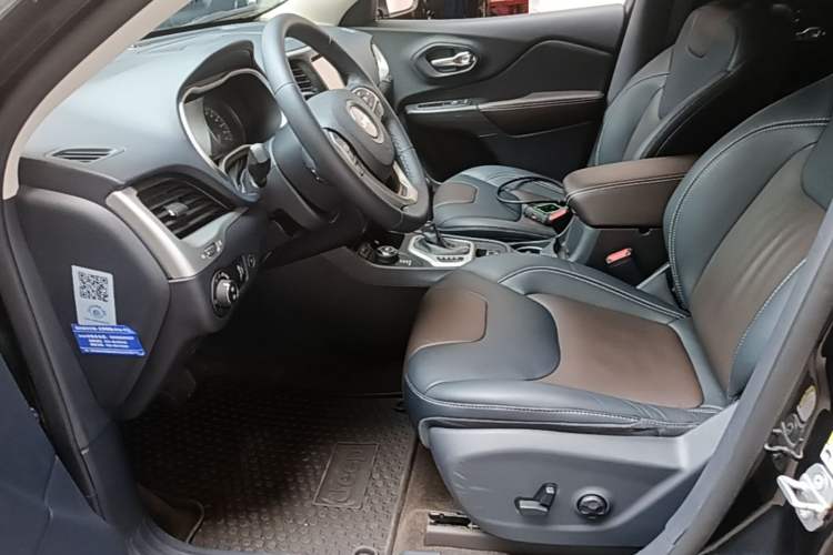 Used Jeep Cherokee 2015 2.4L Elite Edition Left Front Seat