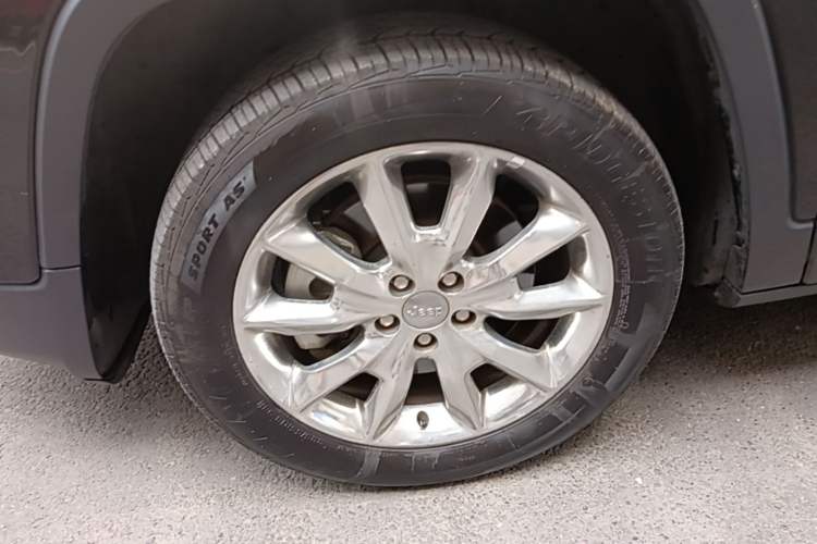Used Jeep Cherokee 2015 2.4L Elite Edition Left Front Wheel Hub
