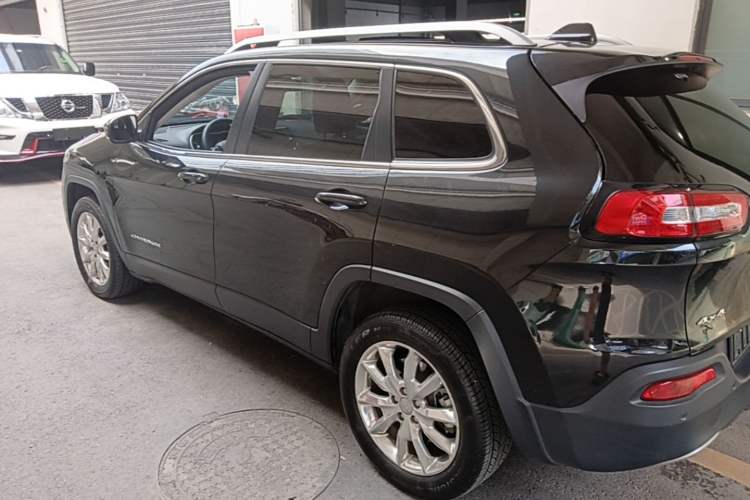 Used Jeep Cherokee 2015 2.4L Elite Edition Rear Left 45 Deg