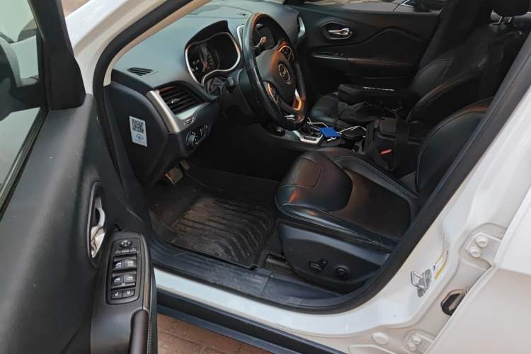 Used Jeep Cherokee 2015 2.4L Elite Edition Driver Seat
