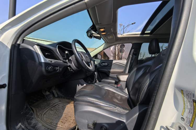 Used Jeep Cherokee 2015 2.4L Elite Edition Interior 2