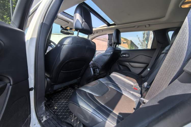 Used Jeep Cherokee 2015 2.4L Elite Edition Interior 3