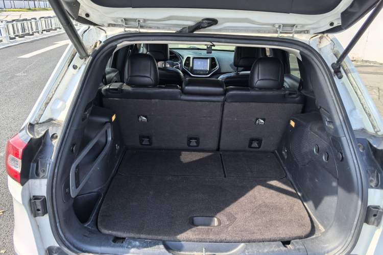 Used Jeep Cherokee 2015 2.4L Elite Edition Interior 4