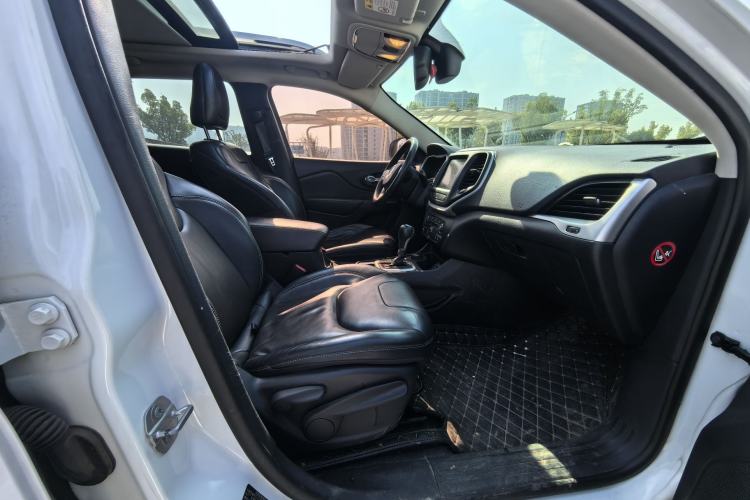 Used Jeep Cherokee 2015 2.4L Elite Edition Interior 5