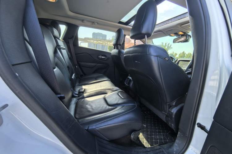 Used Jeep Cherokee 2015 2.4L Elite Edition Interior 6