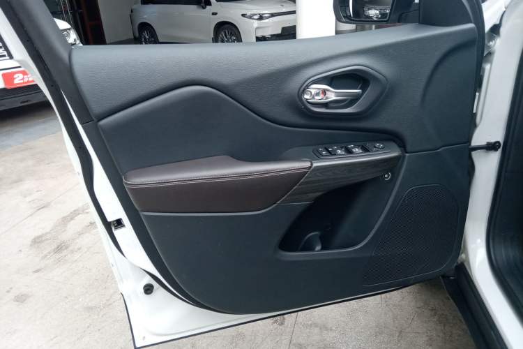 Used Jeep Cherokee 2015 2.4L Elite Edition Left Front Door Interior