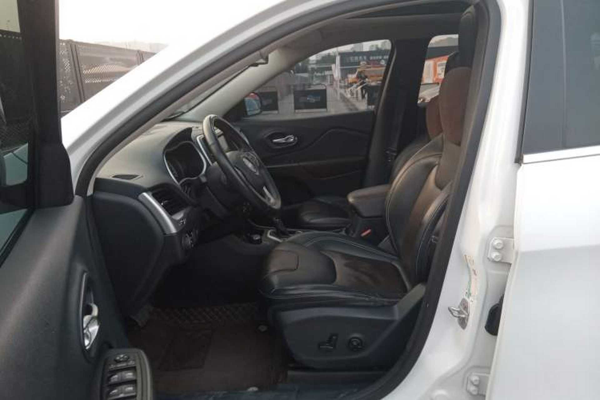 Used Jeep Cherokee 2015 2.4L Elite Edition Left Front Seat