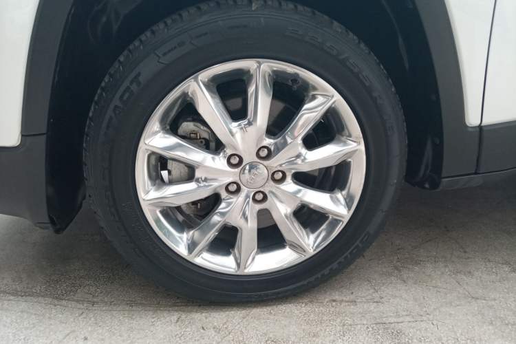 Used Jeep Cherokee 2015 2.4L Elite Edition Left Front Wheel Hub