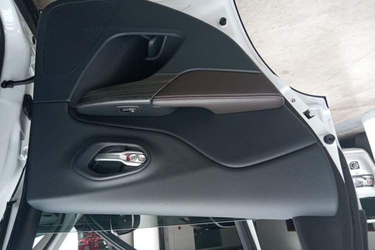 Used Jeep Cherokee 2015 2.4L Elite Edition Left Rear Door Interior