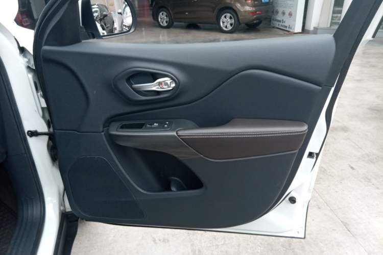 Used Jeep Cherokee 2015 2.4L Elite Edition Right Front Door Interior