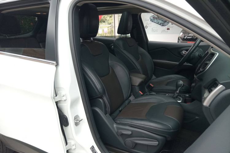 Used Jeep Cherokee 2015 2.4L Elite Edition Right Front Seat