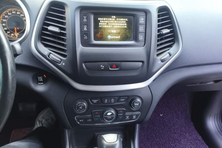 Used Jeep Cherokee 2016 2.4L Leading Edition Audio And AC Panel