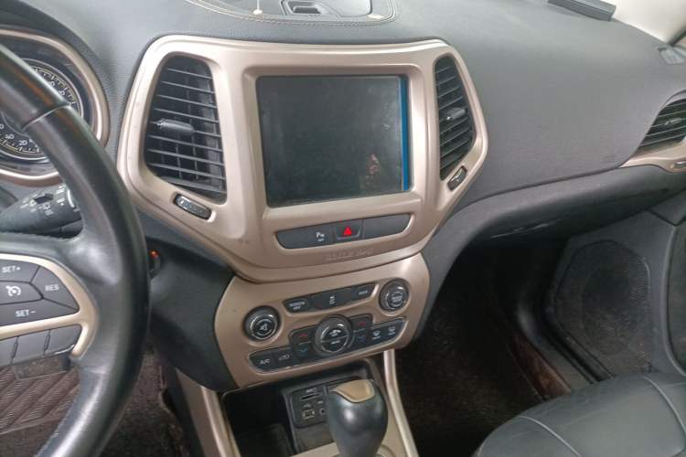 Used Jeep Cherokee 2016 2.0L Superior Edition Audio And AC Panel