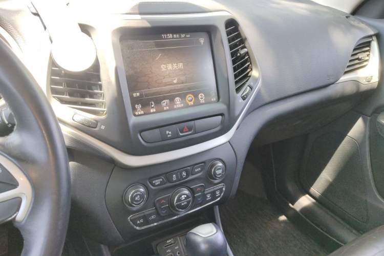 Used Jeep Cherokee 2016 2.4L Professional Smart Version Audio And AC Panel